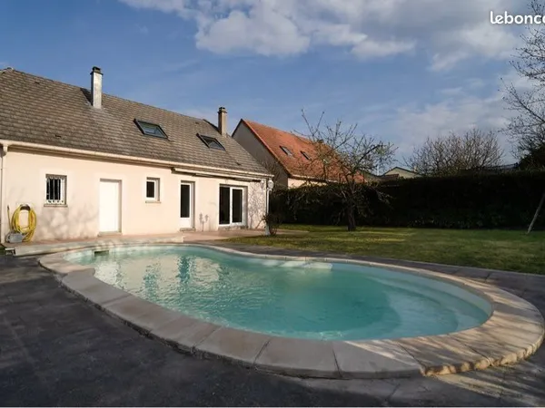 Maison lumineuse avec piscine à Velaine en Haye