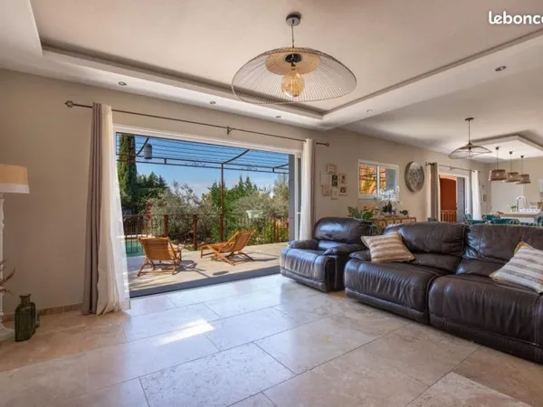 Maison 5 pièces 234 m²
