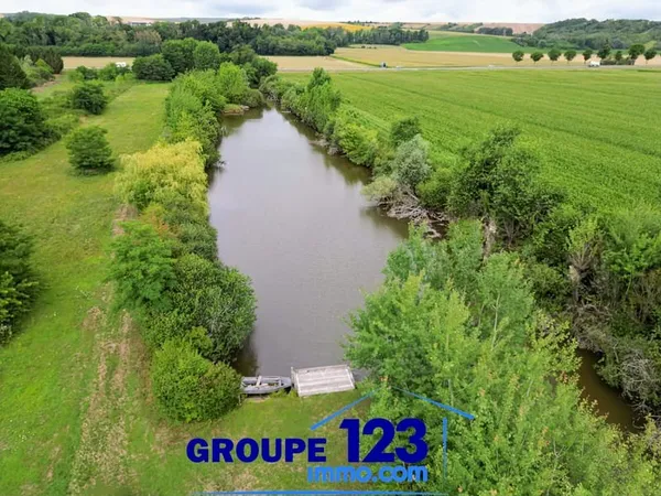 Étang sur terrain arboré