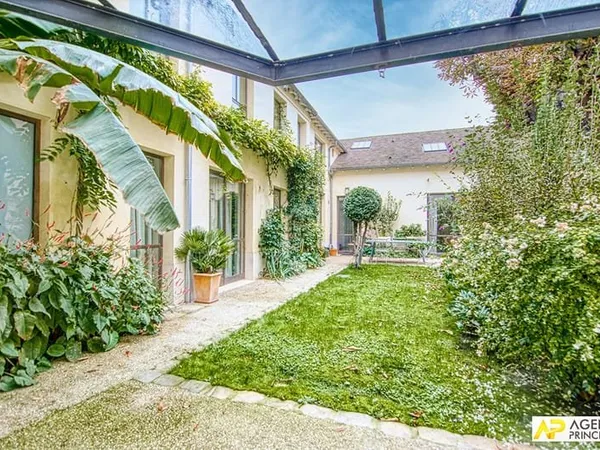 Versailles Saint-Louis Maison 9 pièces 230 m² au sol avec ascenseur, 2 places de parking et jardin