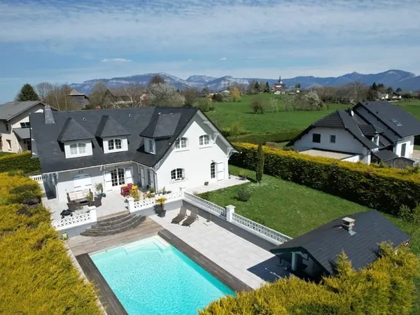 Vimines - Très belle maison d'architecte de 245m2 utile - terrain1.636m2 - Piscine - Sous-sol comple