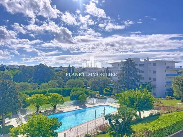 JUAN LES PINS - 4 PIECES AVEC GRANDE TERRASSE - PARKING ET C