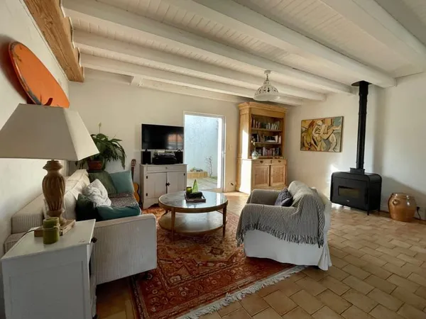 Maison rénovée avec jardin clos et terrasse bois au Château-