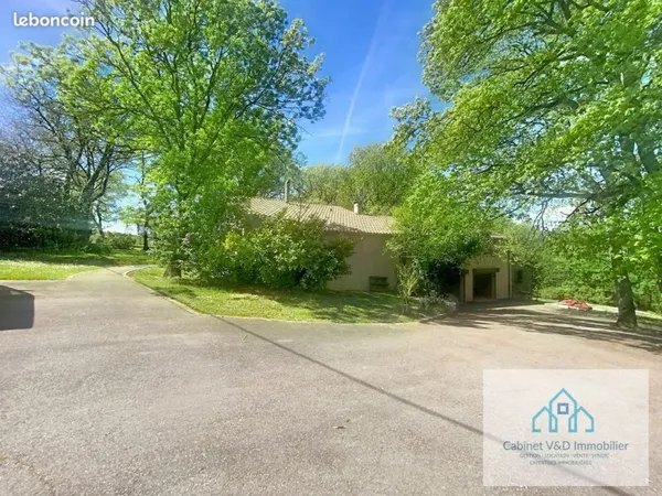 Maison T4 de 140m2 avec grand terrain et double garage en S/SOL