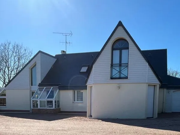 Hors lotissement, belle propriété de 217 m² avec piscine et dépendance