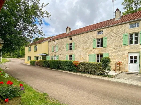 Ensemble immobilier avec gîte en activité, habitation et extérieurs d'exception