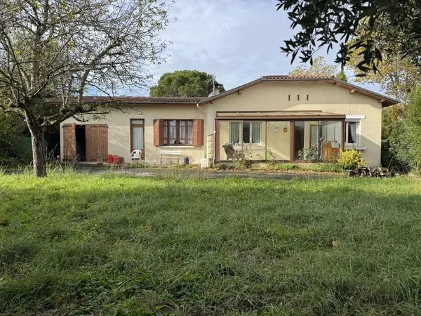 Villa de plain-pied avec jardin