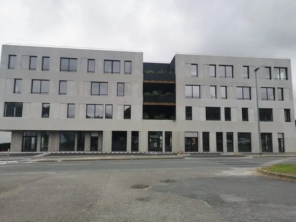LOCAL COMMERCIAL - 266M2- NEUF - BRUT - ZONE D ACTIVITE DE M
