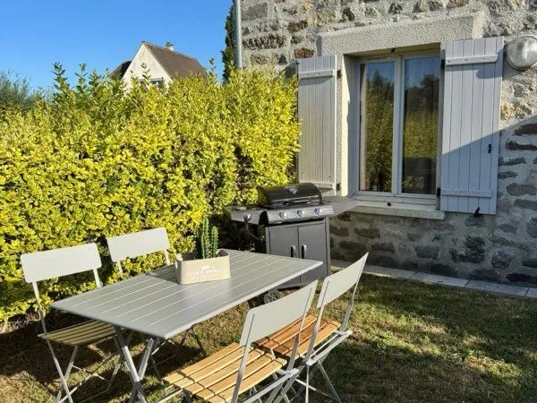 Petite maison meublée et décorée avec jardin