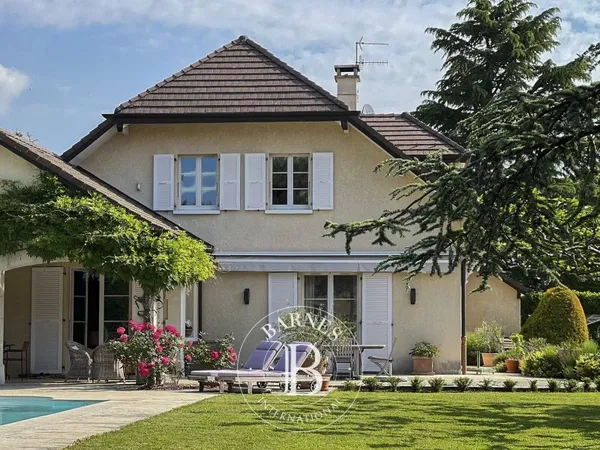 BARNES PAYS-DE-GEX - THOIRY - VILLA 7 PIÈCES - 260 m² - TERRAIN CLOS 2 009 m² AVEC PISCINE