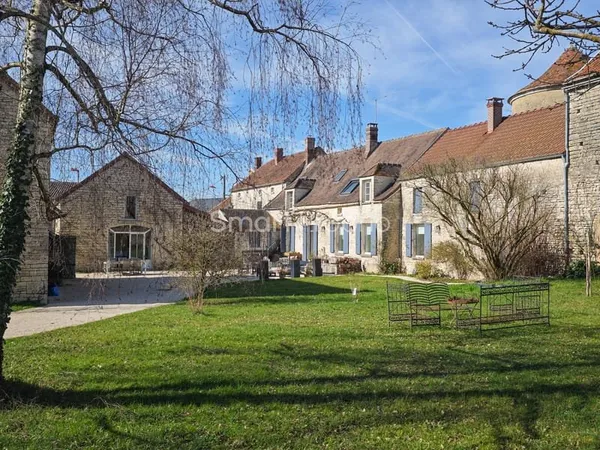 Grande maison ancienne de caractère allie charme, volumes et