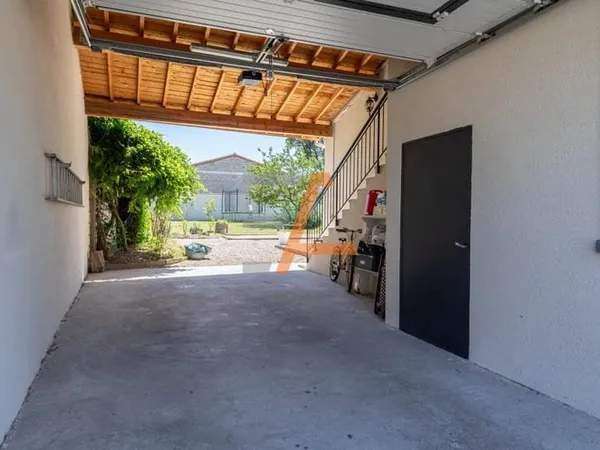 Andrezieux Maison mitoyenne de 165m2 avec 700m2 de terrain clos et payagé