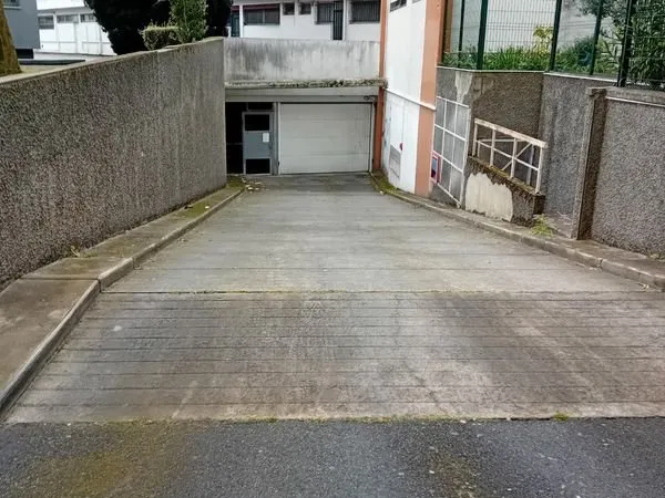 Garage fermé, sécurisé