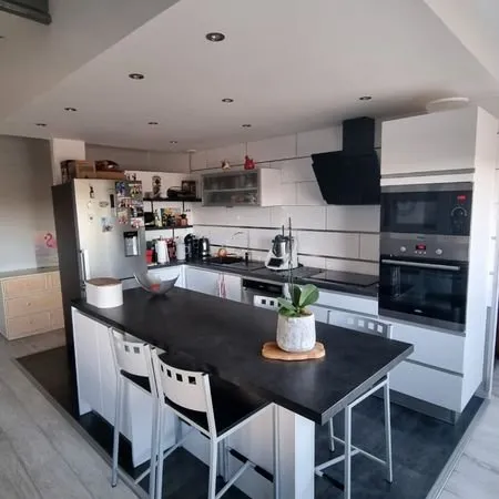 En zone industrielle : Appartement T3 (79 m²) + garage (65 m2)