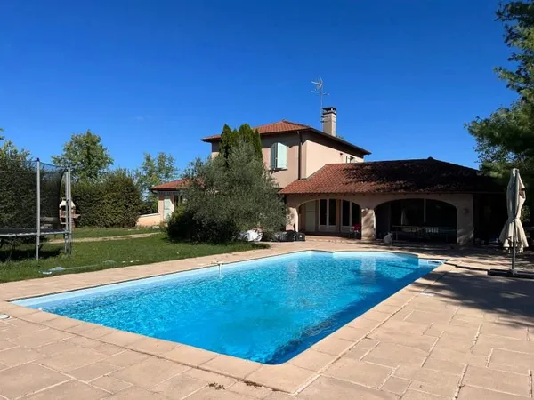 Villa 8 pièces 240 m²