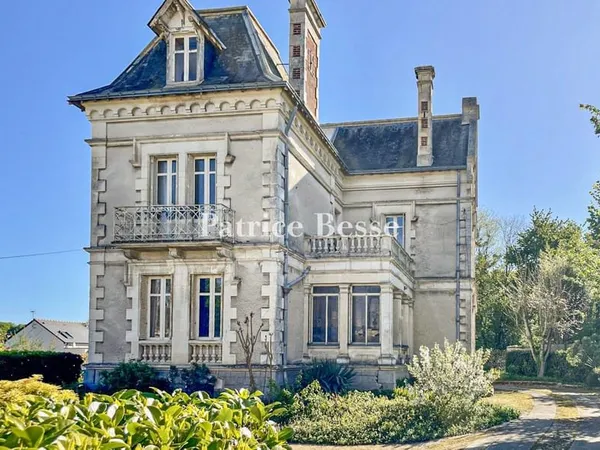 À 35 min au nord-ouest d'Angers, une maison de maître 1900 avec dépendance et jardin.