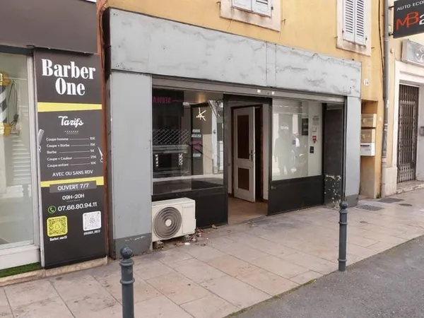 Local commercial 1 pièce 42 m²