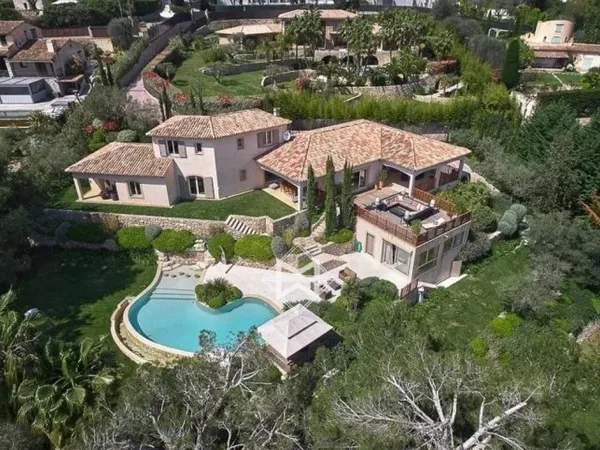 MOUGINS - Magnifique propriété vue sur le village