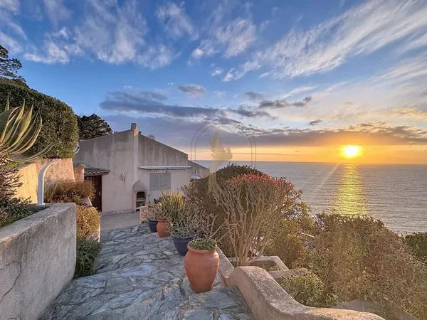 Maison corse vue panoramique sur la mer