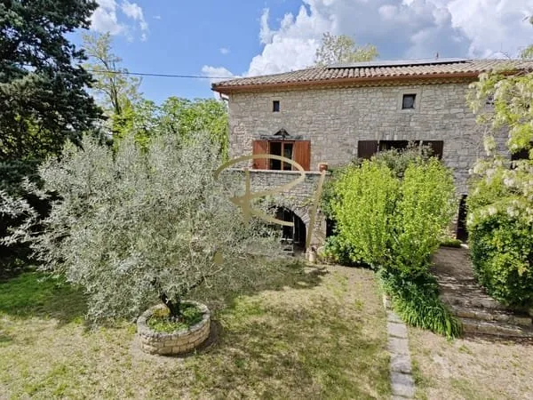 Mas en pierre sur 1.6hectares
