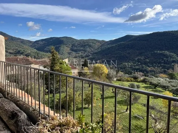 Maison de village authentique avec terrasse et vue fantastique -