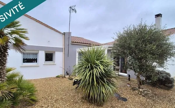Maison de plain-pied, deux garages et jardin