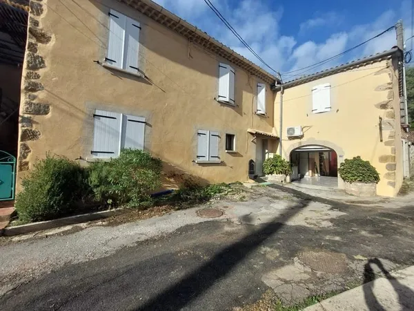 Maison rénovée avec 3 garages en entrée de Cévennes