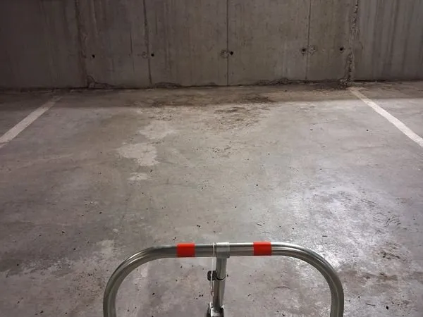 Grande place de parking couverte