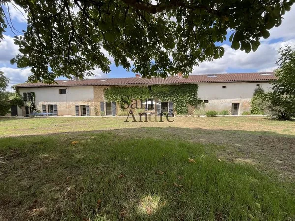 Propriété charentaise de caractère avec piscine et dépendanc