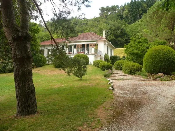 Belle demeure bourgeoise sur + de 6000 m², 12 pièces !
