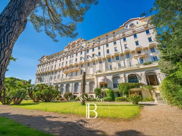 CANNES OXFORD - MAJESTUEUX APPARTEMENT 7 PIÈCES - EN REZ DE JARDIN