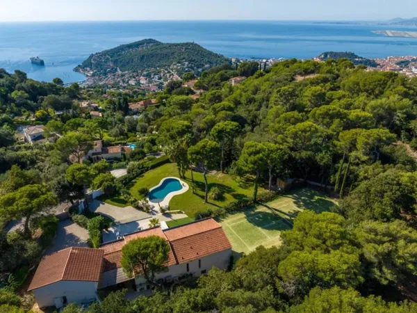 PROPRIÉTÉ D'EXCEPTION - VUE MER - PISCINE - TENNIS - MAISON INVI