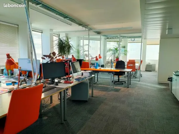 Bureau et espace de travail Location Pantin  120m² 2850€