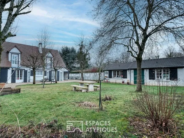 Maison années 70 avec une dépendance sur un parc arboré