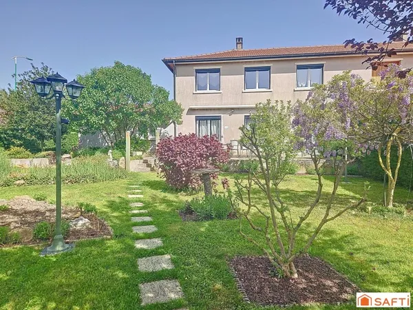 Maison familiale mitoyenne avec potentiel, à 2 min à pied de la gare