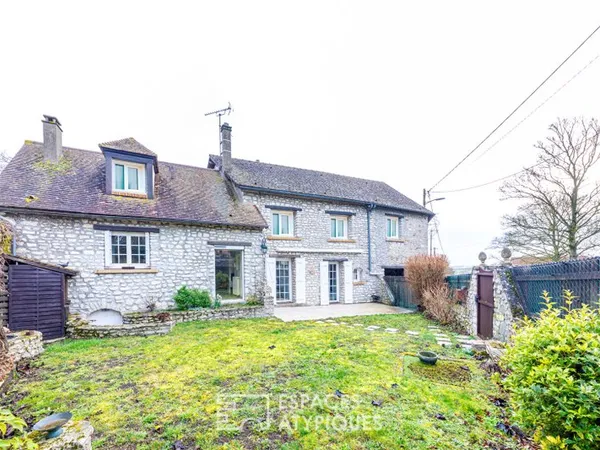 Surprenante maison en pierre au coeur du village