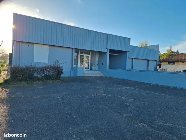 A louer : entrepôt avec bureaux