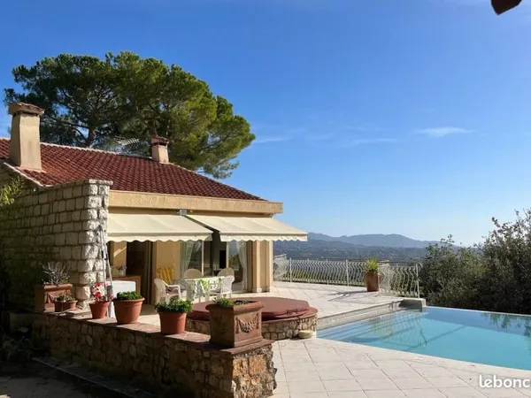 Villa avec vue exceptionnelle sur terrain boisé de 4200 m2
