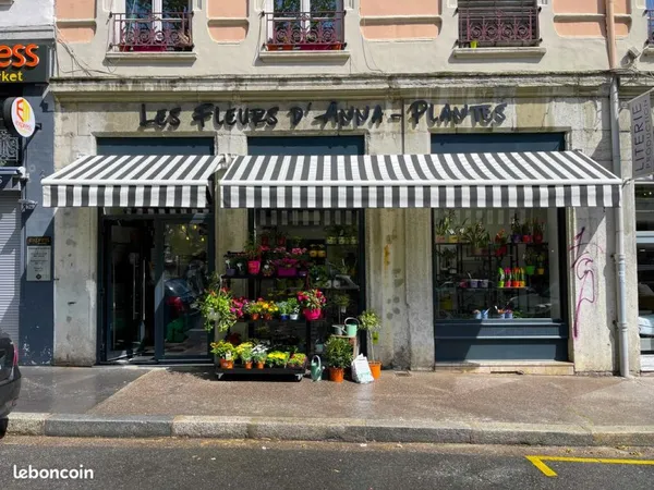 A céder - 2 magasins lier par couloir : le numéro 1 emplacement à la Croix Rousse