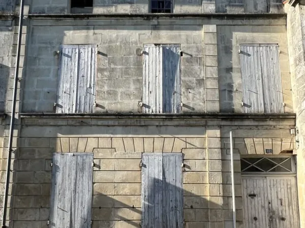 A Saint-Savinien, Maison vue Charente a rénover avec jardin