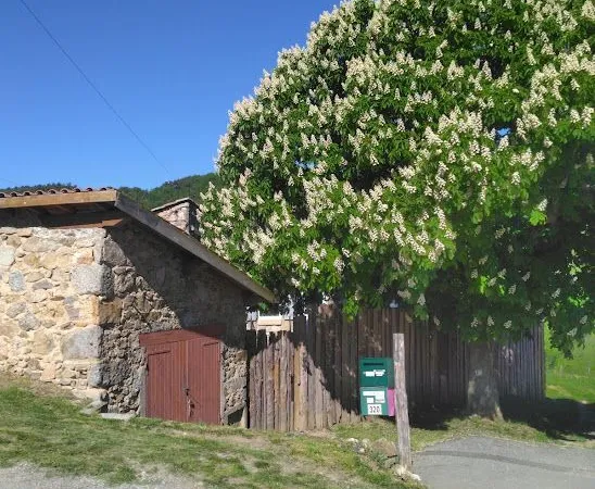 Maison avec dépendances, bâtiments, prairies, bois et sources