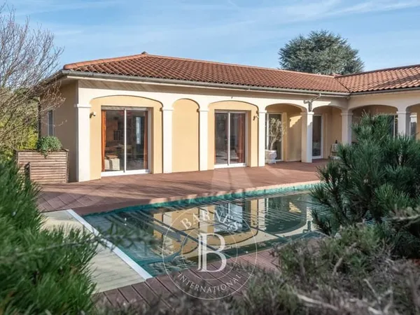 COLLONGES AU MONT D'OR - 247 m² - 6 chambres - piscine - garage - Terrain de 1329 m²