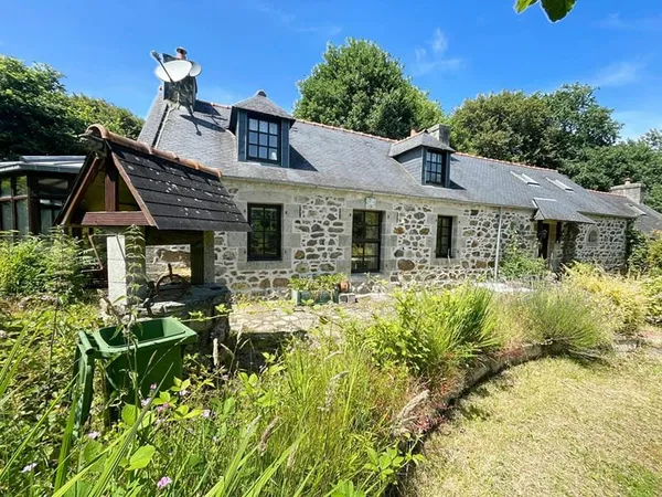 CÔTES D'ARMOR: Plourac'h. Longère en pierre de 4 chambres, gîte, 4,5 ha de terrain et étang de loisi