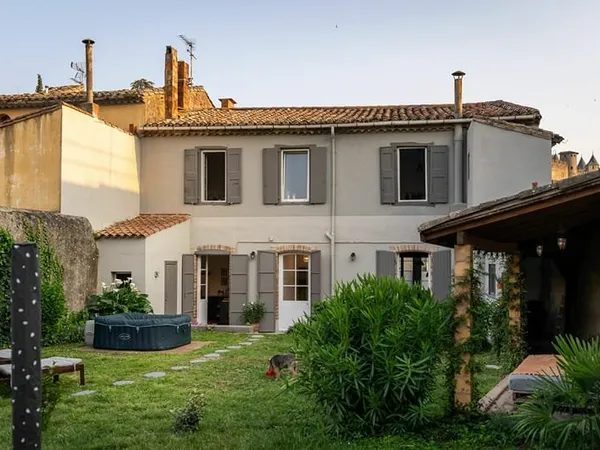 CARCASSONNE - PROCHE CITE Maison T6 220m² (180m² hab.) avec garage, jardin , puits et dépendances