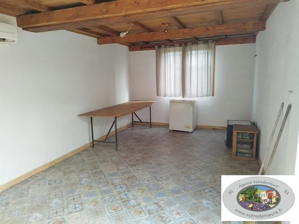 Arles Nord, local de 36 m² + 2 abris en tôle de 13 m², sur un