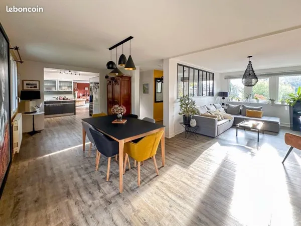 Vente d'une maison aux grands volumes, implantée sur un terrain arboré dans un environnement excepti