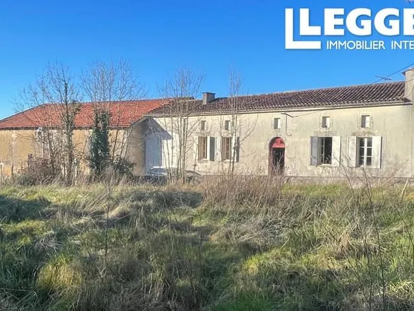 Beau projet de rénovation. Maison Charentaise en pierres, 3 chambres, cuisine, séjour, immenses dépe