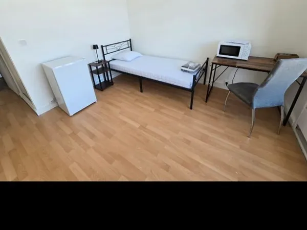 Chambre 9m2 equipee meublee