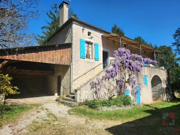 Ensemble immobilier en pierre à rénover