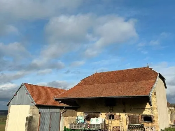 A MAGNANT CORPS DE FERME FORT POTENTIEL A RENOVER SUR TERRAIN 1053m2